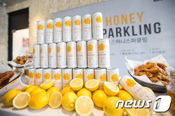 (서울=뉴스1) 전민기 기자 = 교촌치킨이 날씬한 치킨 음료 ‘교촌 허니 스파클링’을 출시했다고 6일 밝혔다.다이어트에 도움이 되는 성분인 ‘L-카르니틴’과 ‘필발’ 성분을 함유했 …