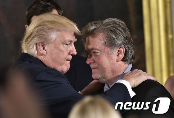 본문 이미지 - 도널드 트럼프 미국 대통령이 지난 2017년 1월22일 &#40;현지시간&#41; 워싱턴 백악관에서 스티브 배넌 백악관 수석 전략가의 취임을 축하하는 모습. ⓒ AFP=뉴스1 ⓒ News1 우동명 기자