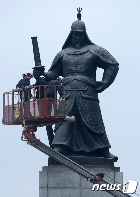 (서울=뉴스1) 박정호 기자 = 서울시청 공무원과 미술품보존연구소, 세종대왕동상 원작자 등이 6일 서울 광화문 광장 이순신 장군 동상을 점검하고 있다. 이순신 장군 동상 등에 대한 …