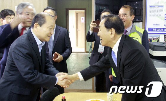 본문 이미지 - 6일 오전 이재오 늘푸픈한국단 대선 후보가 (사)창녕행복드림 후원회 사무실을 방문해 김충식 창녕군수와 악수를 나누고 있다2017.4.6/뉴스1 ⓒ News1 이철우 기자
