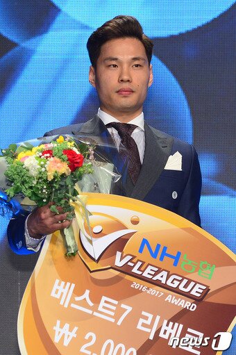 본문 이미지 - 6일 오후 서울 서초구 양재동 더케이호텔에서 열린 NH농협 2016-17시즌 V리그 시상식에서 리베로 부용찬이 남자부 베스트7을 수상하고 있다. 2017.4.6/뉴스1 ⓒ News1 임세영 기자