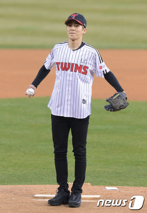 (서울=뉴스1) 이동원 기자 = 그룹 EXO의 시우민이 6일 서울 잠실야구장에서 열린 2017 프로야구 타이어뱅크 KBO리그 LG 트윈스와 삼성 라이온즈의 경기에서 앞서 승리기원 …