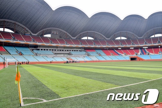 (평양=뉴스1) 사진공동취재단 = 6일 여자축구 대표선수들이 훈련장으로 사용한 5월1일(능라도)경기장. 15만여명의 관중들이 들어 갈 수 있는 규모의 경기장이다.2017.4.6/뉴 …