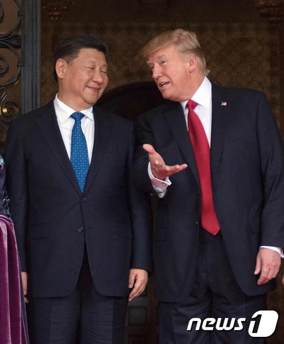 (팜비치 AFP=뉴스1) 우동명 기자 = 도널드 트럼프 미국 대통령과 시진핑 중국 국가주석이 6일(현지시간) 플로리다 주 팜비치의 마라라고 별장에서 얘기를 하고 있다. 트럼프 대통 …