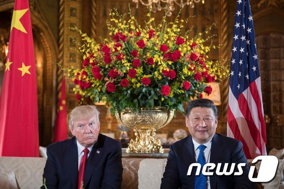 도널드 트럼프 미국 대통령과 시진핑 중국 국가주석이 지난 6일(현지시간) 플로리다 주 팜비치의 마라라고 별장에서 회담을 하기 전에 나란히 앉아 있다. © AFP=뉴스1 © News1 우동명 기자