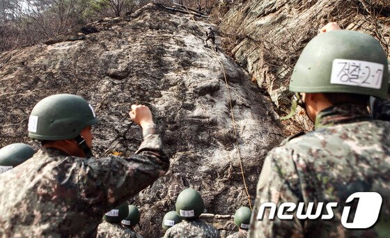 본문 이미지 - 7일 강원도 홍천군 육군 제11기계화보병사단 정찰대가 사단 유격훈련장에서 올해 첫 유격훈련을 진행했다. 이번훈련은 사단의 적지종심부대인 정찰대의 특성에 부합된 다양한 전장상황과 악조건에서도 부여된 임무를 수행하기 위해 마련했다.(육군 제11기계화보병사단 제공)2017.4.7/뉴스1 ⓒ News1 박태순 기자