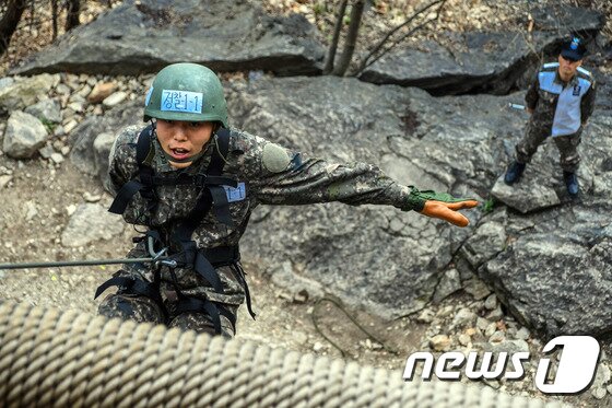 본문 이미지 - 7일 강원도 홍천군 육군 제11기계화보병사단 정찰대가 사단 유격훈련장에서 올해 첫 유격훈련을 진행했다. 이번훈련은 사단의 적지종심부대인 정찰대의 특성에 부합된 다양한 전장상황과 악조건에서도 부여된 임무를 수행하기 위해 마련했다.(육군 제11기계화보병사단 제공)2017.4.7/뉴스1 ⓒ News1 박태순 기자