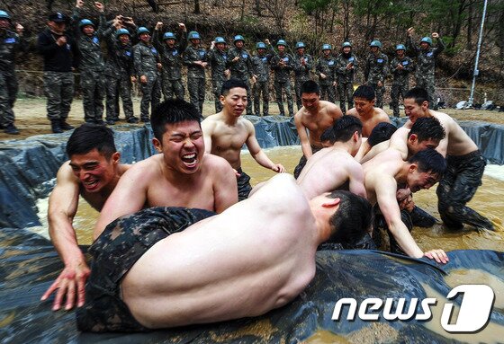 본문 이미지 - 7일 강원도 홍천군 육군 제11기계화보병사단 정찰대가 사단 유격훈련장에서 올해 첫 유격훈련을 진행했다. 이번훈련은 사단의 적지종심부대인 정찰대의 특성에 부합된 다양한 전장상황과 악조건에서도 부여된 임무를 수행하기 위해 마련했다.(육군 제11기계화보병사단 제공)2017.4.7/뉴스1 ⓒ News1 박태순 기자