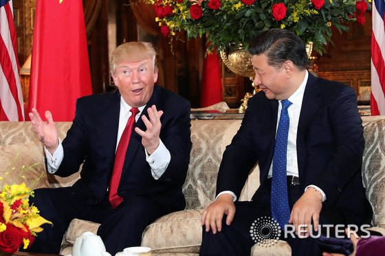 본문 이미지 - 2017년 4월 6일(현지시간) 도널드 트럼프 미국 대통령과 시진핑 중국 국가주석이 플로리다 주 팜비치의 마러라고 별장에서 나란히 앉아 얘기를 나누고 있다. ⓒ 로이터=뉴스1 ⓒ News1 우동명 기자