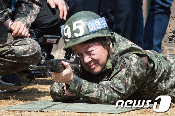 (인천=뉴스1) 유승관 기자 = 안철수 국민의당 대통령 후보가 7일 인천 부평구 육군 17사단 신병교육대대를 방문해 엎드려쏴 자세를 취하고 있다. 2017.4.7/뉴스1