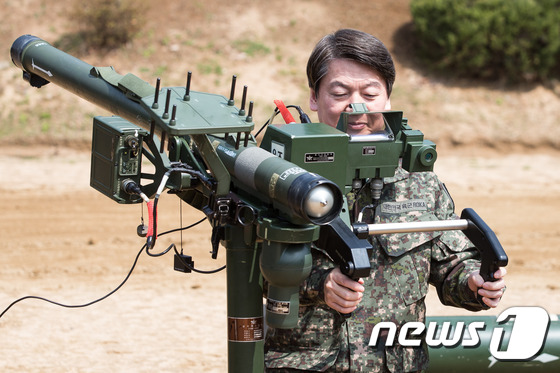 (인천=뉴스1) 유승관 기자 = 안철수 국민의당 대통령 후보가 7일 인천 부평구 육군 17사을 방문해 지대공무기 신궁을 살펴보고 있다. 2017.4.7/뉴스1