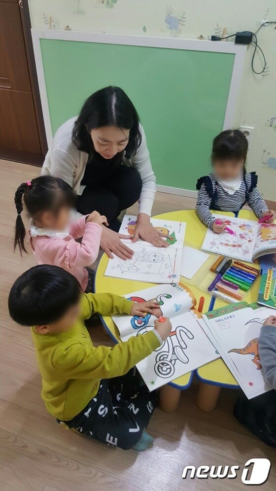 본문 이미지 - 조현아 전 대한항공 부사장이 동작구 A보육원에서 아동을 돌보고 있다.&#40;보육원 제공&#41;ⓒ News1