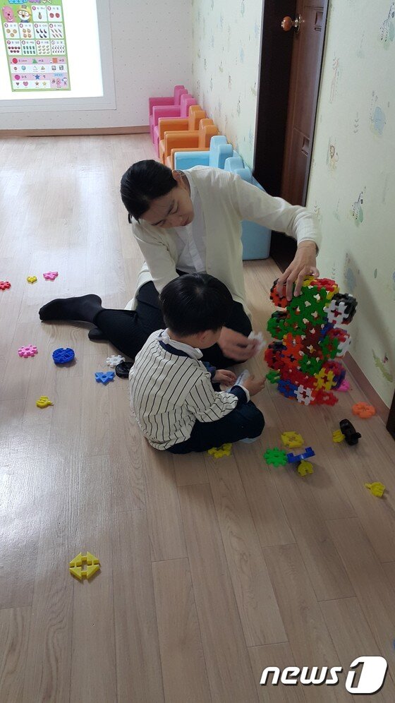 본문 이미지 - 조현아 전 대한항공 부사장이 동작구 A보육원에서 아동을 돌보고 있다.&#40;보육원 제공&#41;ⓒ News1
