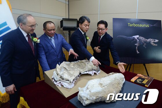 본문 이미지 - 지난 7일 오후 서울 서초구 대검찰청 국가디지털포렌식센터에서 열린 '몽골 공룡화석 반환식'에서 김주현 대검찰청 차장검사(왼쪽에서 세번째) 및 에르덴밧 간박 몽골 대검찰청 차장검사(왼쪽에서 두 번째), 간볼드 바산자브 주한 몽골대사(맨 왼쪽)가 임종덕 국립문화재연구소 척추고생물학 박사의 설명을 듣고 있다. ⓒ News1 임세영 기자