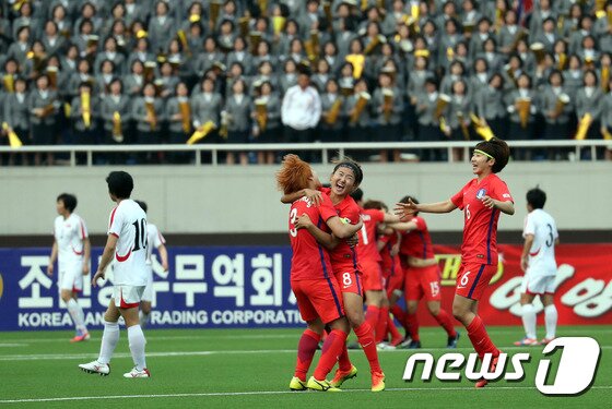 본문 이미지 - 7일 오후 평양 김일성경기장에서 열린 '2018 여자축구 아시안컵' 예선 대한민국과 북한의 경기 후반 대한민국 장슬기(19번)가 동점골을 성공시킨 후 선수들이 서로 얼싸 안으며 기뻐하고 있다.2017.4.7/뉴스1 ⓒ News1 사진공동취재단