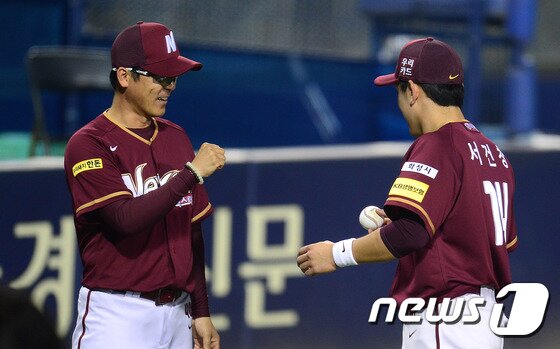 본문 이미지 - 넥센 히어로즈의 장정석 감독(왼쪽)과 주장 서건창. 뉴스1 ⓒ News1 박지혜 기자