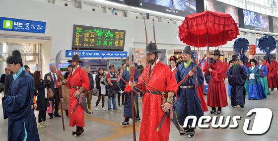 (서울=뉴스1) 김명섭 기자 = '왕가의 산책'  출연진들이 8일 서울역에서 오는 4월28일~5월7일 까지 열리는 궁중문화축전 홍보행사로 조선시대 왕과 왕비의 산책모습을 재현하고 …