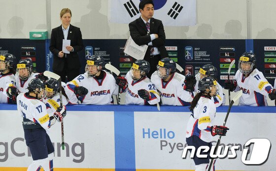 본문 이미지 - 8일 강원도 관동하키센터에서 열린 ‘2017 IIHF 아이스하키 여자 세계선수권대회 디비전2 그룹A 대회’ 한국과 네덜란드 경기에서 선취골을 넣은 한국 대표팀 선수들이 기뻐하고 있다. 2017.4.8/뉴스1 ⓒ News1 고재교 기자
