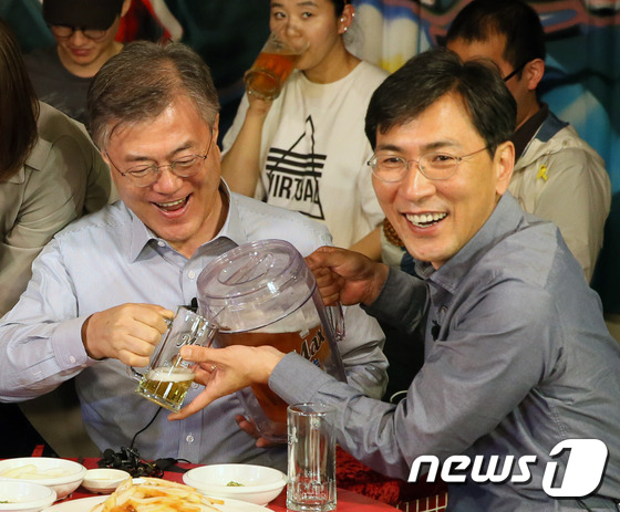 (서울=뉴스1) 송원영 기자 = 문재인 더불어민주당 대선후보가 8일 서울 마포구 한 호프집에서 열린 경선을 치뤘던 후보들과 함께하는 '호프타임'에서 안희정 충남지사로 부터 술을 받 …