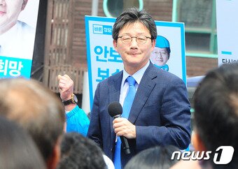 본문 이미지 - 유승민 바른정당 대선후보가 1일 제주시 동문시장 인근에서 지지 유세를 하고 있다.2017.5.1/뉴스1 ⓒ News1 이석형 기자