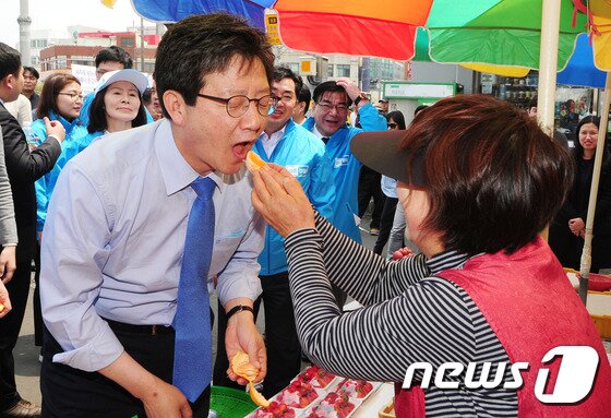 본문 이미지 - 유승민 바른정당 대통령후보가 1일 제주시 동문시장에서 상인이 건넨 감귤을 맛보고 있다.2017.5.1/뉴스1 ⓒ News1 이석형 기자