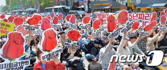 본문 이미지 - 세계노동절인 1일 서울 혜화동 대학로에서 열린 &#39;최저임금1만원 즉각실현, 일하는 청년들의 장미파업&#39; 집회에서 참가자들이 대선후보들의 최저임금 1만원 즉각실현을 약속하라며 구호를 외치고 있다. 2017.5.1/뉴스1 ⓒ News1 김명섭 기자