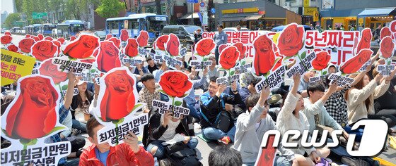 세계노동절인 1일 서울 혜화동 대학로에서 열린 &#39;최저임금1만원 즉각실현, 일하는 청년들의 장미파업&#39; 집회에서 참가자들이 대선후보들의 최저임금 1만원 즉각실현을 약속하라며 구호를 외치고 있다. 2017.5.1/뉴스1 ⓒ News1 김명섭 기자