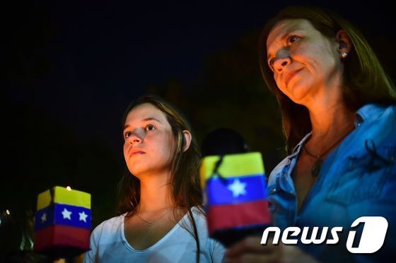 29일&#40;현지시간&#41; 베네수엘라 수도 카르카스에서 열린 반정부 시위에 참석한 학생들. ⓒ AFP=뉴스1