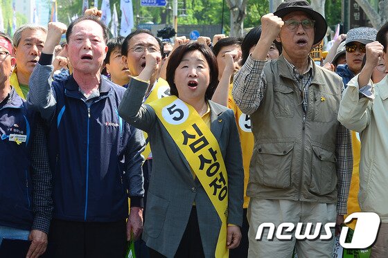 본문 이미지 - 심상정 정의당 대통령후보&#40;가운데&#41;가 &#39;노동절&#39;인 1일 민주노총 주최로 대학로에서 열린 &#39;세계 노동절 기념대회&#39;에 참석, 가 구호를 외치고 있다. 2017.5.1/뉴스1 ⓒ News1 임세영 기자