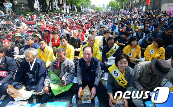 근로자의 날인 1일 서울 종로구 대학로에서 열린 '세계 노동절 기념대회'에서 참석자들이 자리를 지키고 있다. 2017.5.1/뉴스1 © News1 임세영 기자