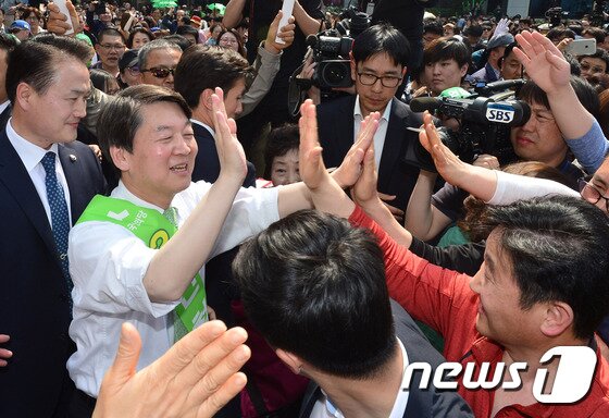 안철수 국민의당 대통령후보가 1일 인천 남구 신세계백화점 인천점 광장에서 열린 &#39;국민이 이깁니다&#39; 집중 유세에 참석, 시민들과 인사를 나누고 있다. 2017.5.1/뉴스1 ⓒ News1 송원영 기자