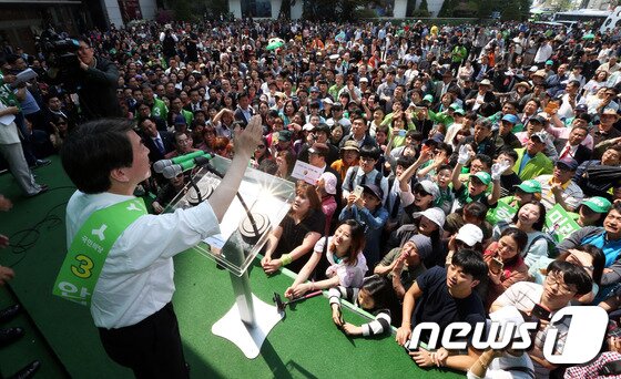 안철수 국민의당 대선 후보가 1일 인천시 남구 신세계백화점 인천점 광장에서 열린 &#39;국민이 이깁니다&#39; 집중 유세에서 시민들을 향해 지지를 호소하고 있다. 2017.5.1/뉴스1 ⓒ News1 송원영 기자