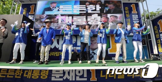 본문 이미지 - 더불어민주당 '꽃보다 할배' 유세단이 1일 오후 광주 남구 봉선동 이마트 앞에서 시민들을 상대로 유세활동을 하고 있다. 2017.5.1/뉴스1 ⓒ News1 남성진 기자