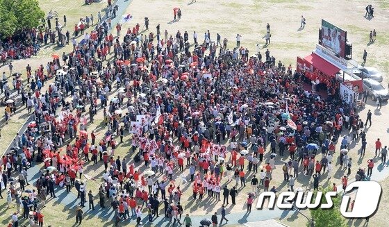 본문 이미지 - 1일 오후 대전 중구 서대전공원에서 지지자들과 유권자들이 홍준표 자유한국당 대선후보의 유세를 보기 위해 모여있다. 2017.5.1/뉴스1 ⓒ News1 박지혜 기자