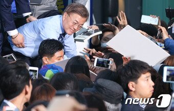 본문 이미지 - 문재인 더불어민주당 대통령 후보가 1일 경기 의정부 젊음의 거리에서 열린 집중유세에서 장애인의 요구사항을 듣고 있다. 2017.5.1/뉴스1 ⓒ News1 허경 기자