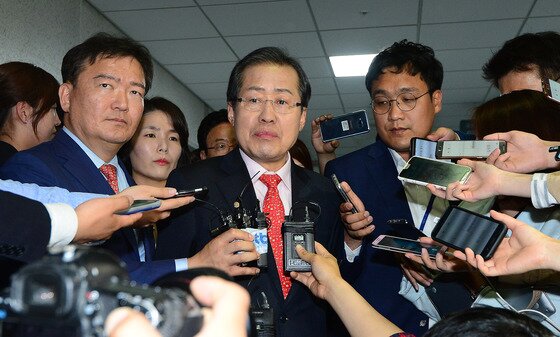 본문 이미지 - 홍준표 자유한국당 대선후보가 1일 오후 서울 여의도 국회 의원회관에서 바른정당 의원들과 회동을 마치고 취재진의 질문에 답하고 있다. 이날 회동에 참석한 바른정당 의원은 권성동, 김재경, 홍일표, 여상규, 홍문표, 김성태, 박성중, 이진복, 이군현, 박순자, 정운천, 김학용, 장제원, 황영철 의원 등 14명이다. 2017.5.1/뉴스1 ⓒ News1 임세영 기자