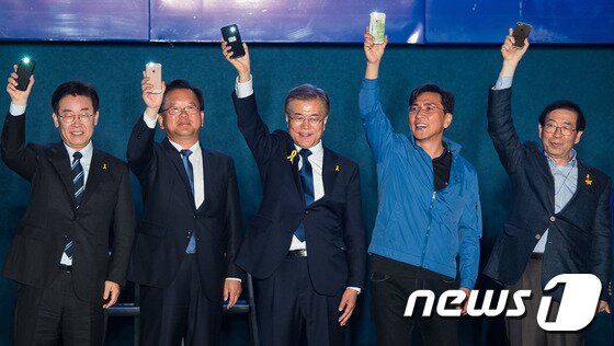 본문 이미지 - 문재인 대통령 당선인이 19대 대통령 당선이 확정 되자 10일 서울 세종문화회관 옆 세종로공원에서 경선 주자들과 대국민인사를 하고 있다. 왼쪽부터 이재명 성남시장, 김부겸 의원, 문 당선인, 안희정 충남지사, 박원순 서울시장. 2017.5.10/뉴스1 ⓒ News1 유승관 기자