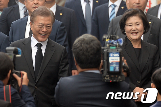 (서울=뉴스1) 황기선 기자 = 문재인 대통령과 영부인 김정숙 여사가 10일 오전 서울 서대문구 홍은동 자택을 나서고  있다. 문 대통령은 현충원 참배를 마치고 국회에서 제19대 …