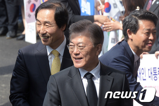 (서울=뉴스1) 황기선 기자 = 문재인 대통령이 10일 오전 서울 서대문구 홍은동 자택에서 첫 일정을 위해 차량으로 이동하고 있다. 문 대통령은 현충원 참배를 마치고 여의도 국회로 …