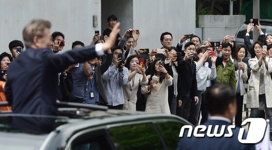 본문 이미지 - 10일 오후 서울 종로구 효자로에서 시민들이 청와대로 향하는 문재인 대통령에게 환호하며 휴대전화로 사진을 찍고 있다. 2017.5.10/뉴스1 ⓒ News1 민경석 기자