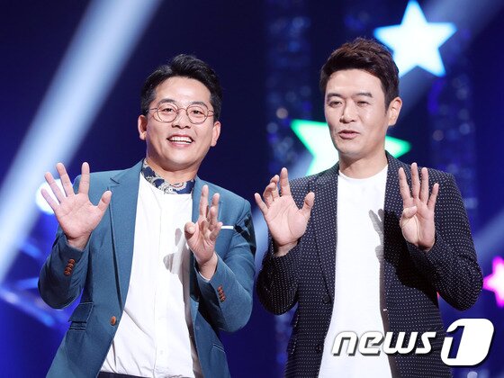 본문 이미지 - 개그맨 김준호, 김대희(오른쪽)가 10일 오후 서울 KBS 별관에서 열린 ‘개그콘서트’ 900회 특집 기자간담회에 참석해 포즈를 취하고 있다. ⓒ News1 권현진 기자