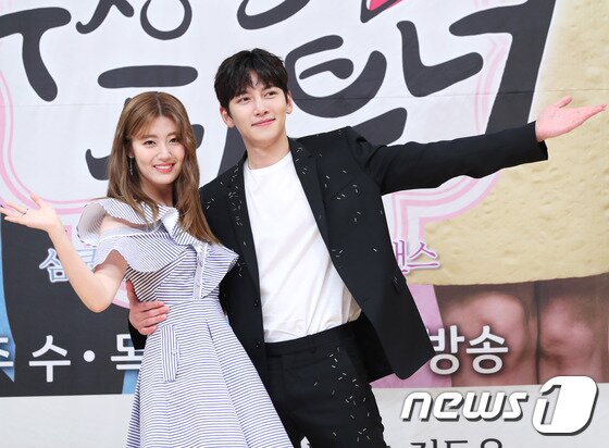 본문 이미지 - 배우 남지현, 지창욱(오른쪽)이 10일 오후 서울 목동 SBS에서 열린 SBS 수목 드라마 ‘수상한 파트너’ 제작발표회에 참석해 포즈를 취하고 있다. ⓒ News1 권현진 기자