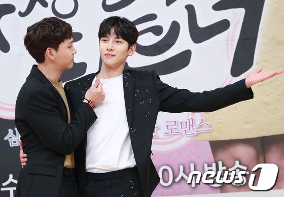 본문 이미지 - 배우 최태준, 지창욱(오른쪽)이 10일 오후 서울 목동 SBS에서 열린 SBS 수목 드라마 ‘수상한 파트너’ 제작발표회에 참석해 포즈를 취하고 있다. ⓒ News1 권현진 기자