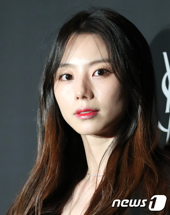 (서울=뉴스1) 권현진 기자 = 배우 박수진이 10일 오후 서울 신라호텔에서 열린 한 글로벌 뷰티 브랜드 포토행사에 참석해 매력을 발산하고 있다.