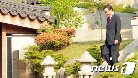 본문 이미지 - 2017년 5월 11일 당시 국무총리 후보자인 이낙연 전남지사가 무안군 삼향읍 전남지사  공관을 나서고 있다. 2017.5.11/뉴스1 ⓒ News1 남성진 기자