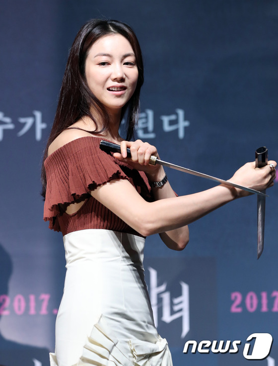 (서울=뉴스1) 권현진 기자 = 배우 김옥빈이 11일 오전 서울 압구정cgv에서 열린 영화 ‘악녀’ 제작발표회에 참석해 포즈를 취하고 있다.