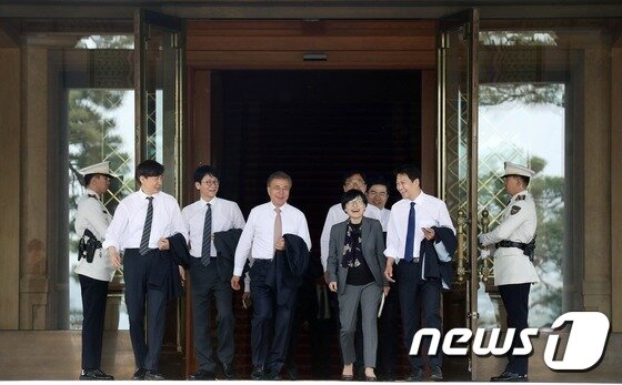 본문 이미지 - 문재인 대통령이 11일 오후 신임 수석·비서관들과 차담회를 하기 위해 본관을 나서 경내 소공원으로 이동하고 있다. (청와대 제공) 2017.5.11/뉴스1 ⓒ News1 이광호 기자