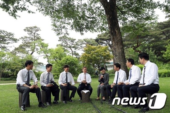 본문 이미지 - 문재인 대통령이 11일 오후 신임 수석비서관 등과 오찬 후 청와대 소공원에서 차담회를 하고 있다. (청와대 제공) 2017.5.11/뉴스1 ⓒ News1 이광호 기자