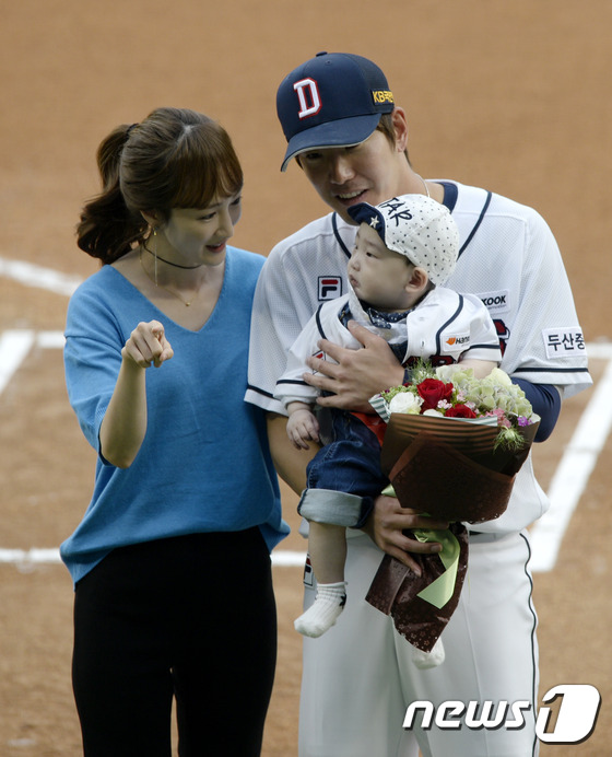 (서울=뉴스1) 안은나 기자 = 11일 오후 서울 잠실야구장에서 2017 프로야구 타이어뱅크 KBO리그 SK와이번스와 두산 베어스의 경기 전 두산 김재호가 역대 133번째로 통산 …