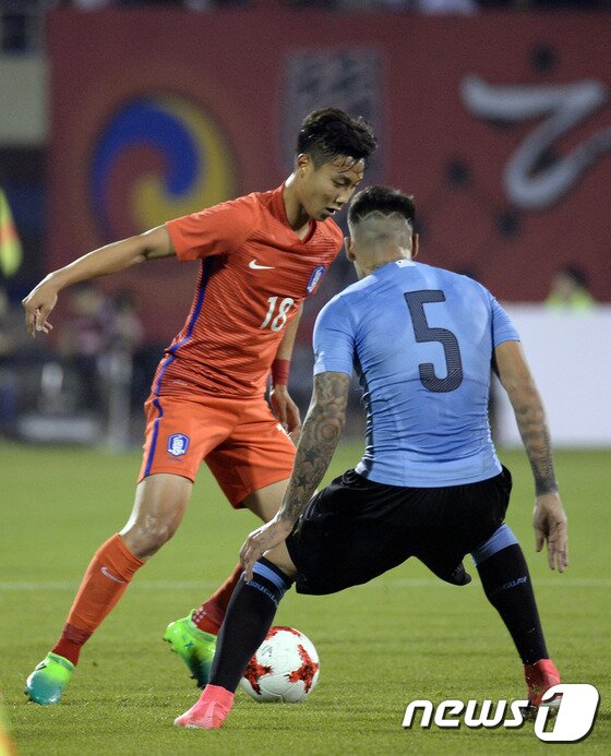 본문 이미지 - 11일 충북 청주합운동장에서 열린 KEB하나은행 초청 U-20 월드컵 국가대표 평가전 대한민국과 우루과이의 축구 친선경기 전반전 대표팀 백승호가 돌파를 시도하고 있다. 2017.5.11/뉴스1 ⓒ News1 장수영 기자